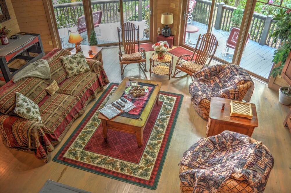 Photo of Livingroom in West Jefferson
