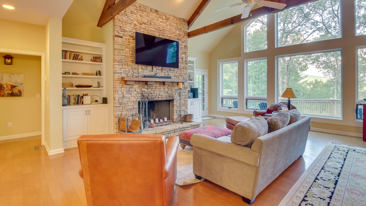 Photo of Livingroom in Big Canoe