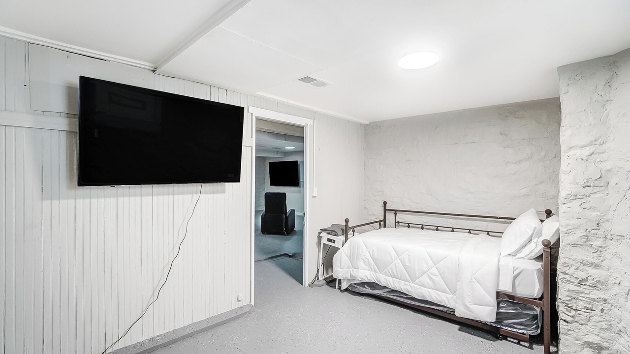 Photo of Bedroom in Roselawn Finance
