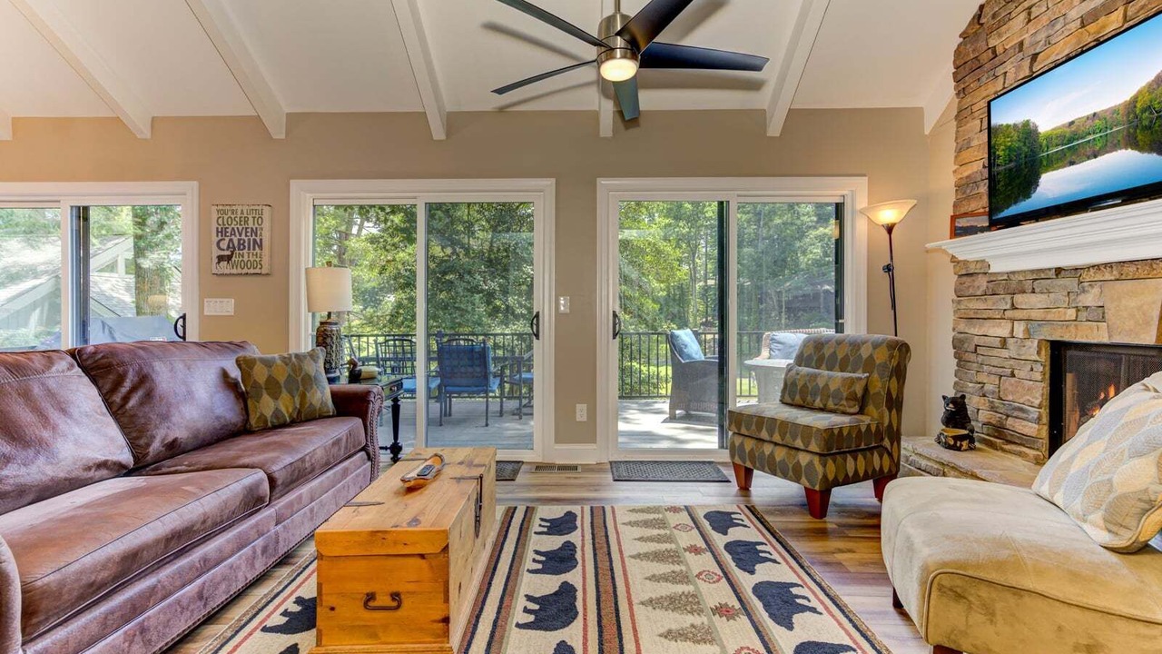 Photo of Livingroom in Big Canoe
