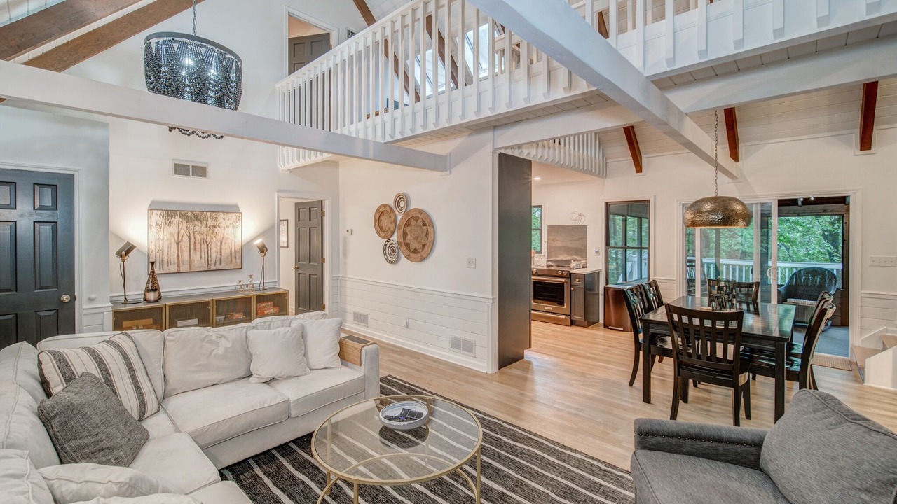 Photo of Livingroom in Big Canoe