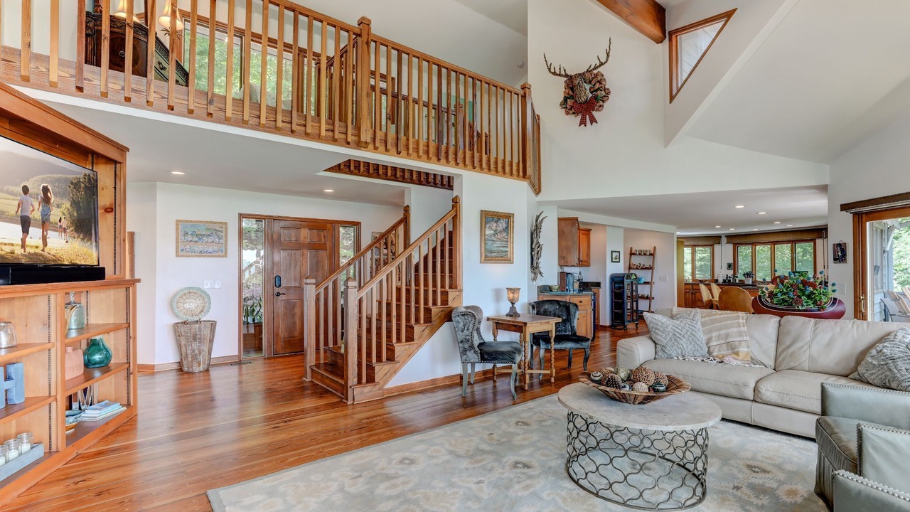 Photo of Livingroom in Big Canoe