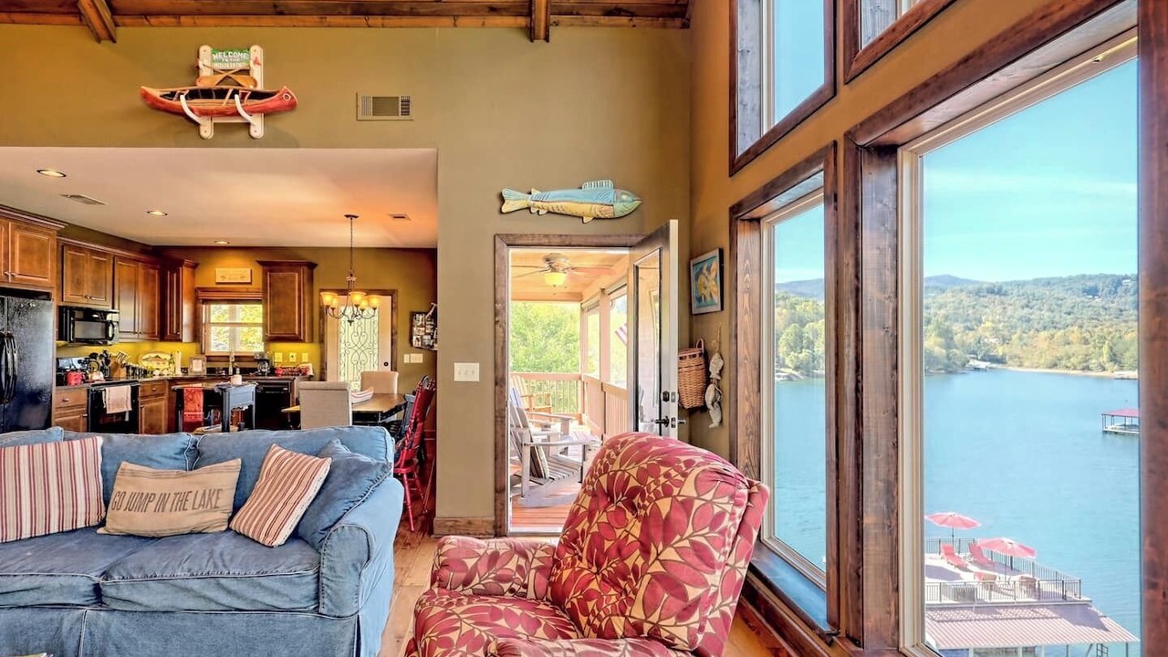 Photo of Livingroom in Hiawassee