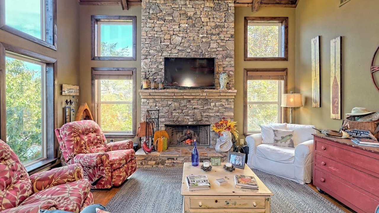 Photo of Livingroom in Hiawassee