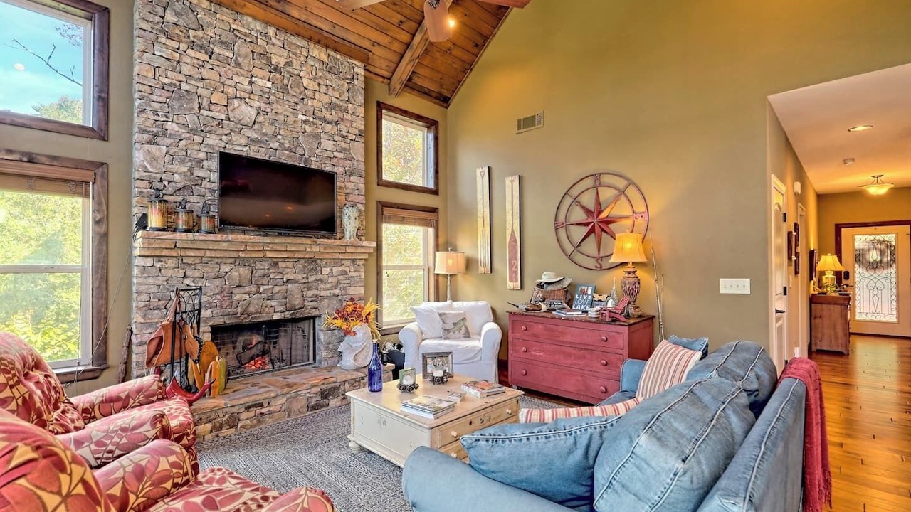 Photo of Livingroom in Hiawassee