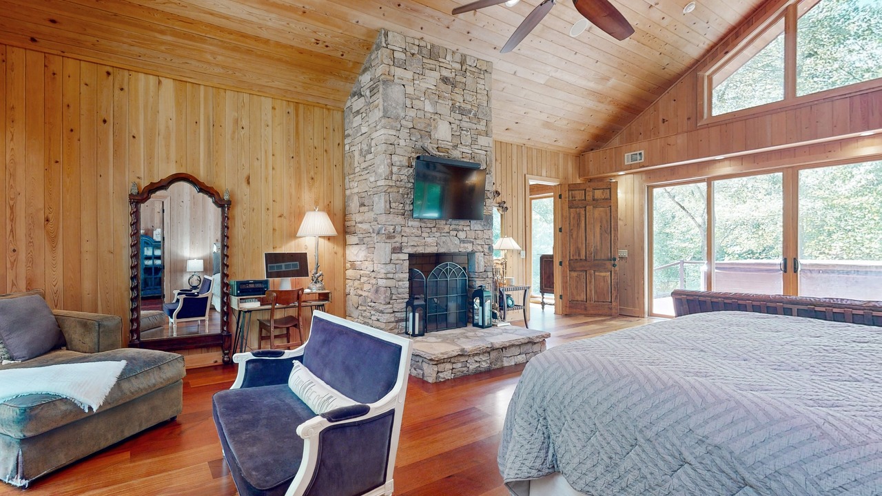 Photo of Bedroom in Dahlonega