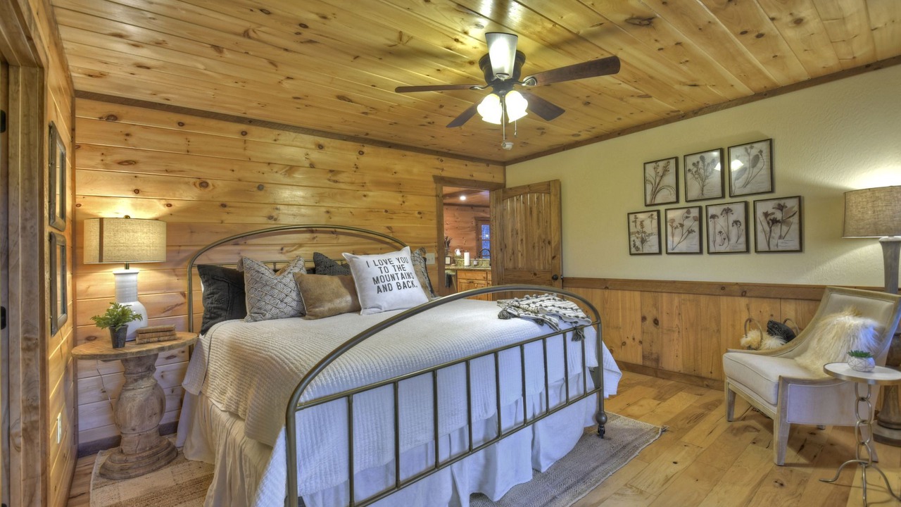 Photo of Bedroom in Cherry Log