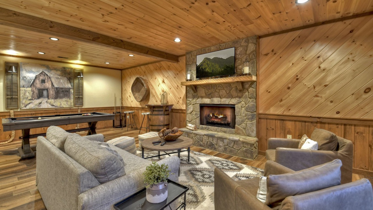 Photo of Livingroom in Cherry Log
