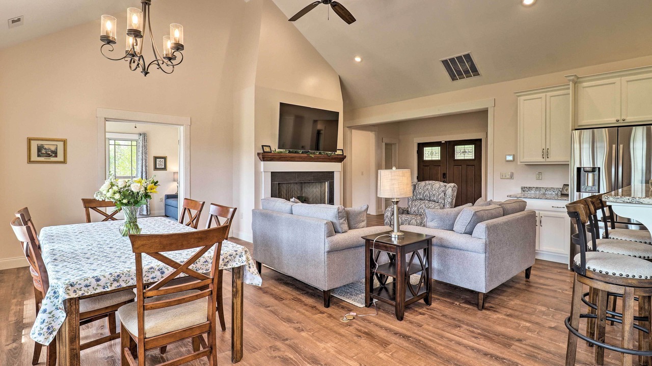 Photo of Livingroom in Candler