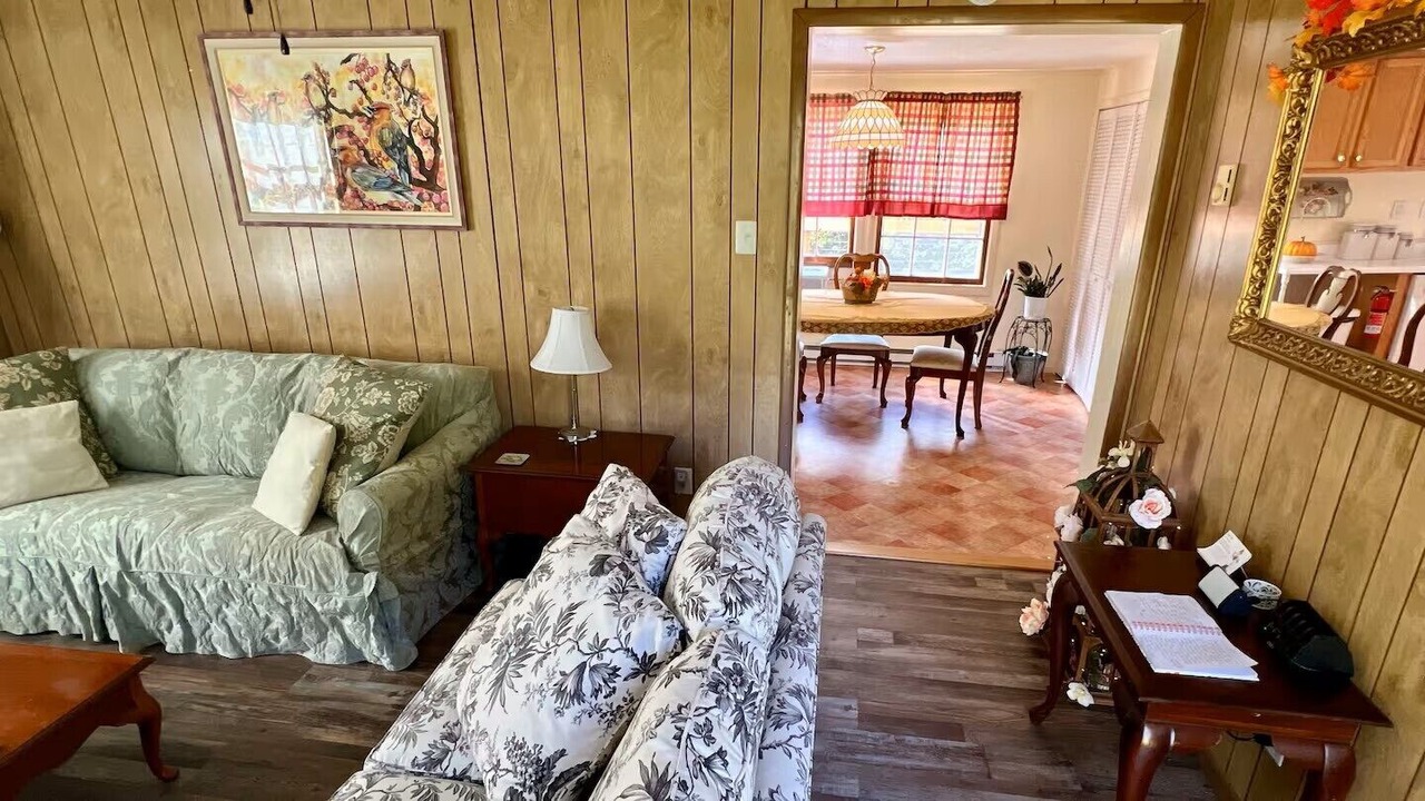 Photo of Livingroom in Lansing