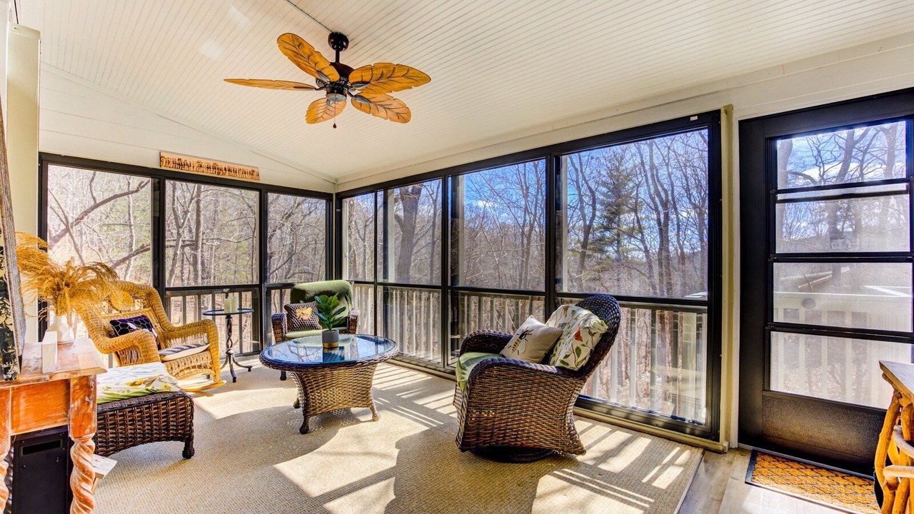 Photo of Livingroom in Big Canoe