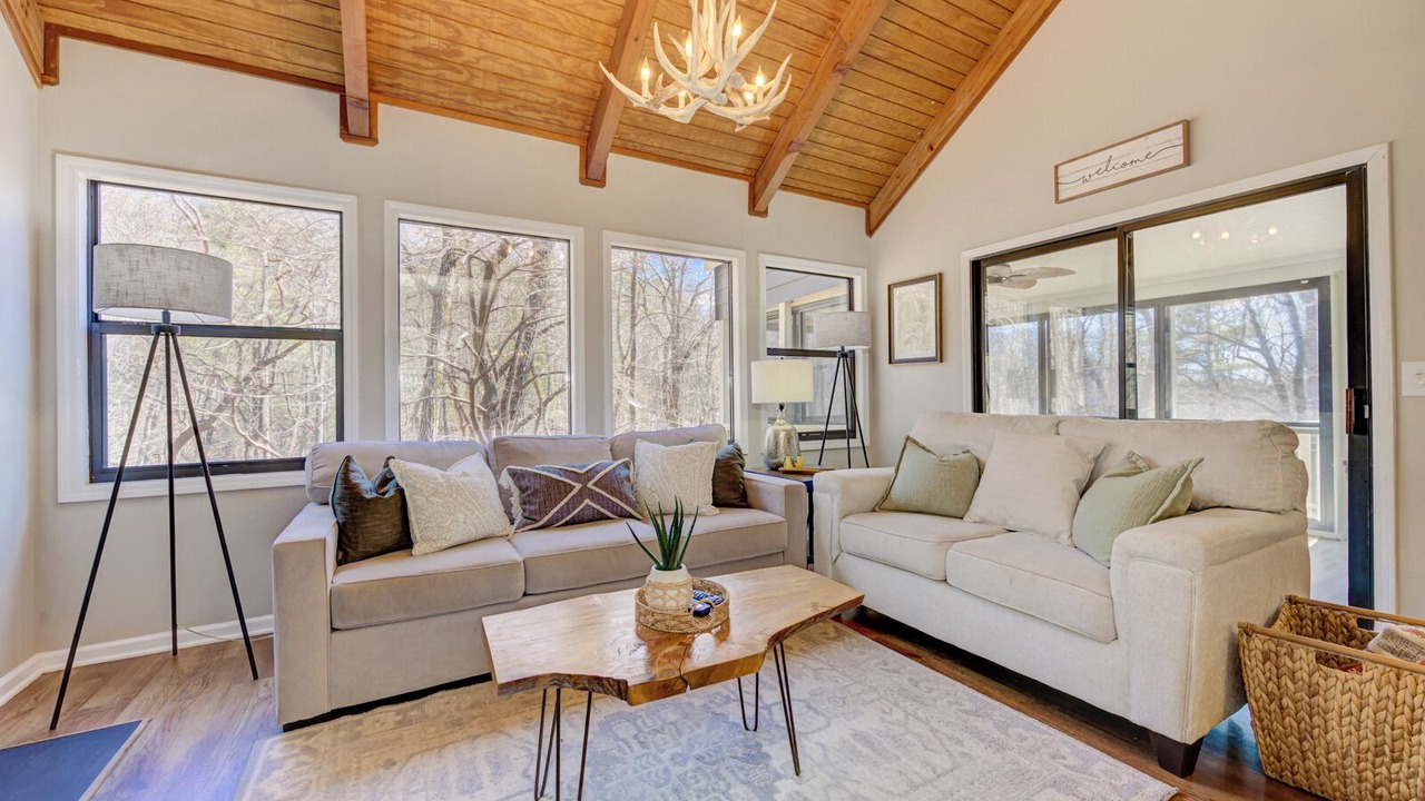 Photo of Livingroom in Big Canoe
