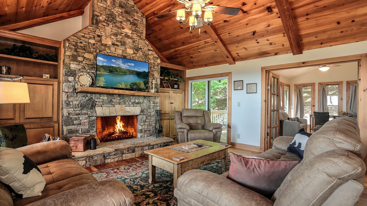 Photo of Livingroom in Big Canoe