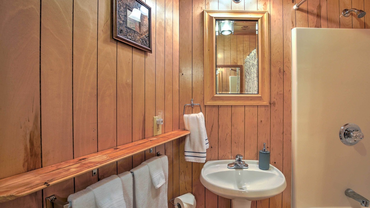 Photo of Bathroom in Toccoa