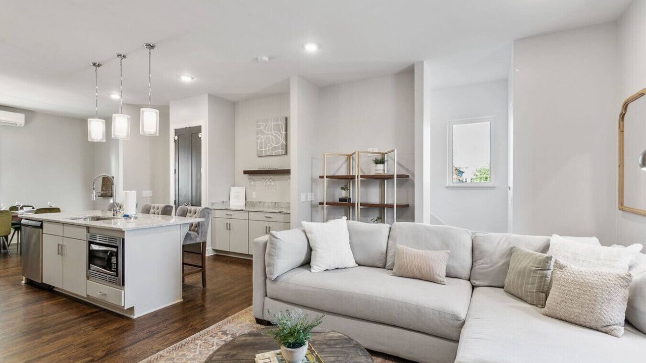 Photo of Livingroom in East Hill