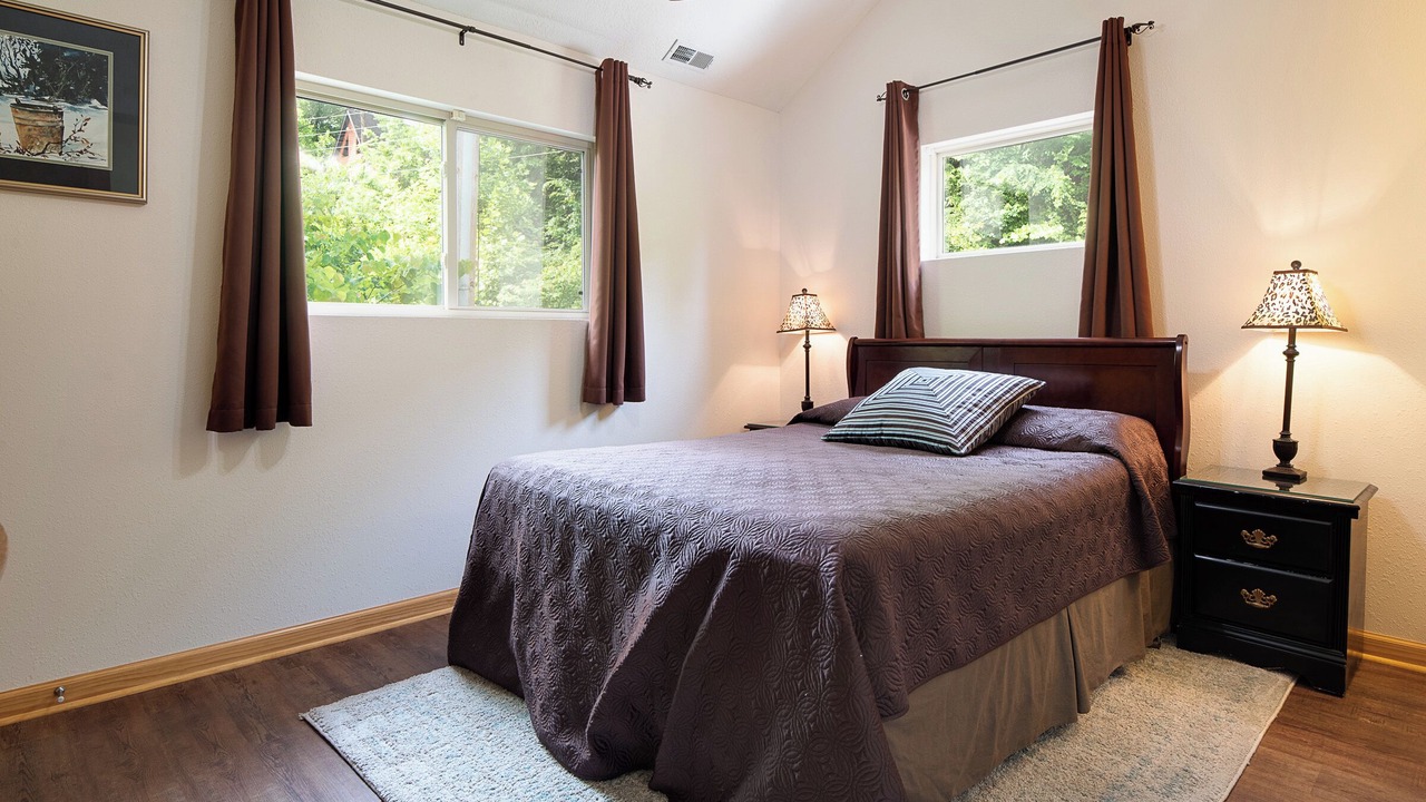 Photo of Bedroom in Flat Hollow Marina