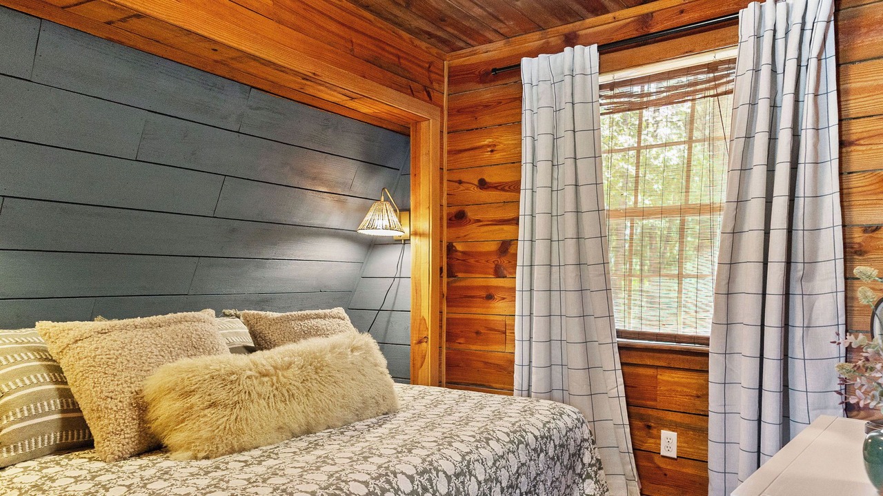 Photo of Bedroom in Floyd Dale