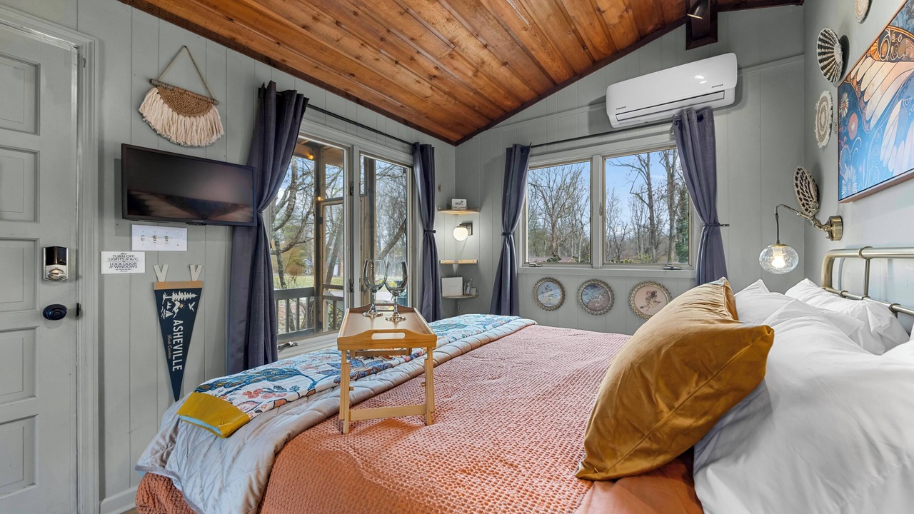 Photo of Bedroom in Weaverville