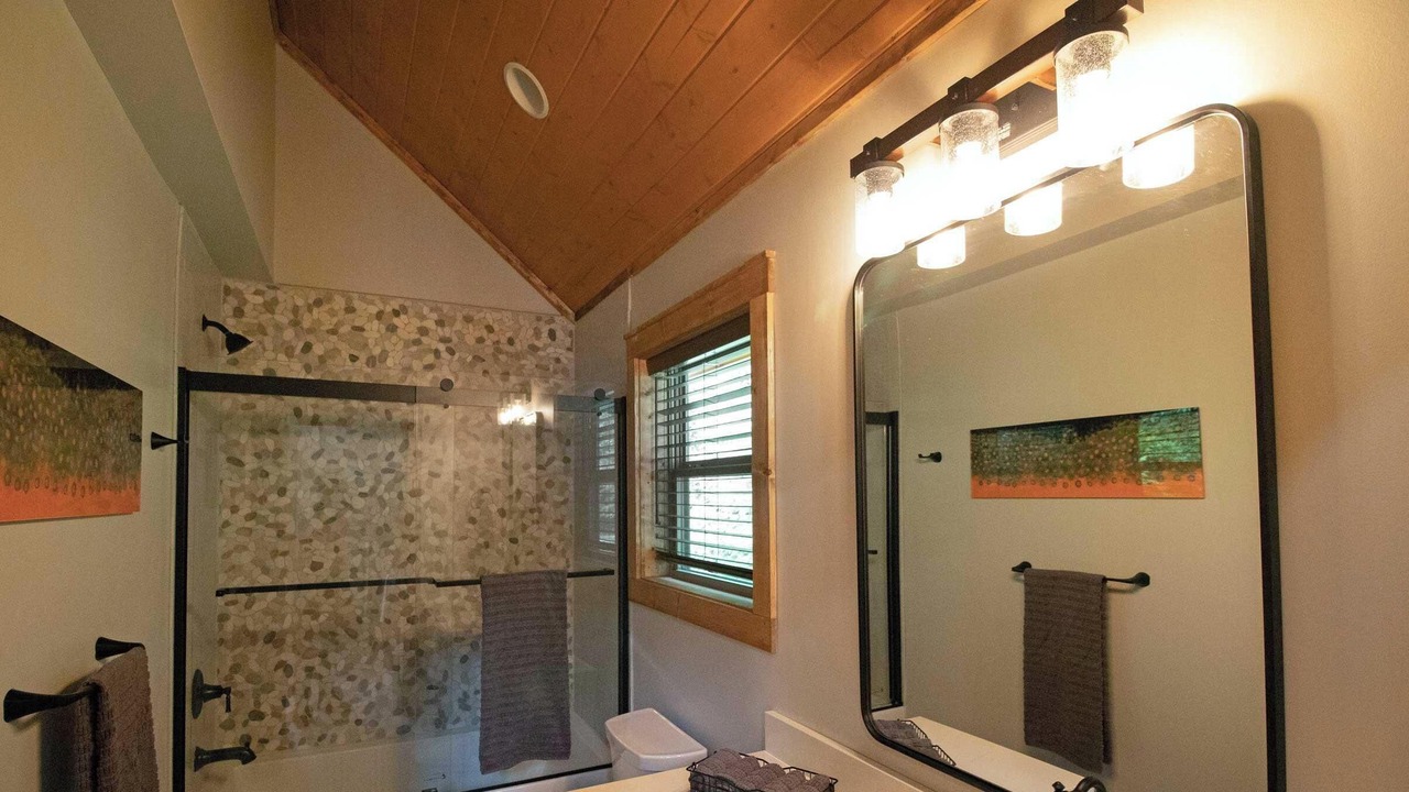 Photo of Bathroom in Roan Mountain