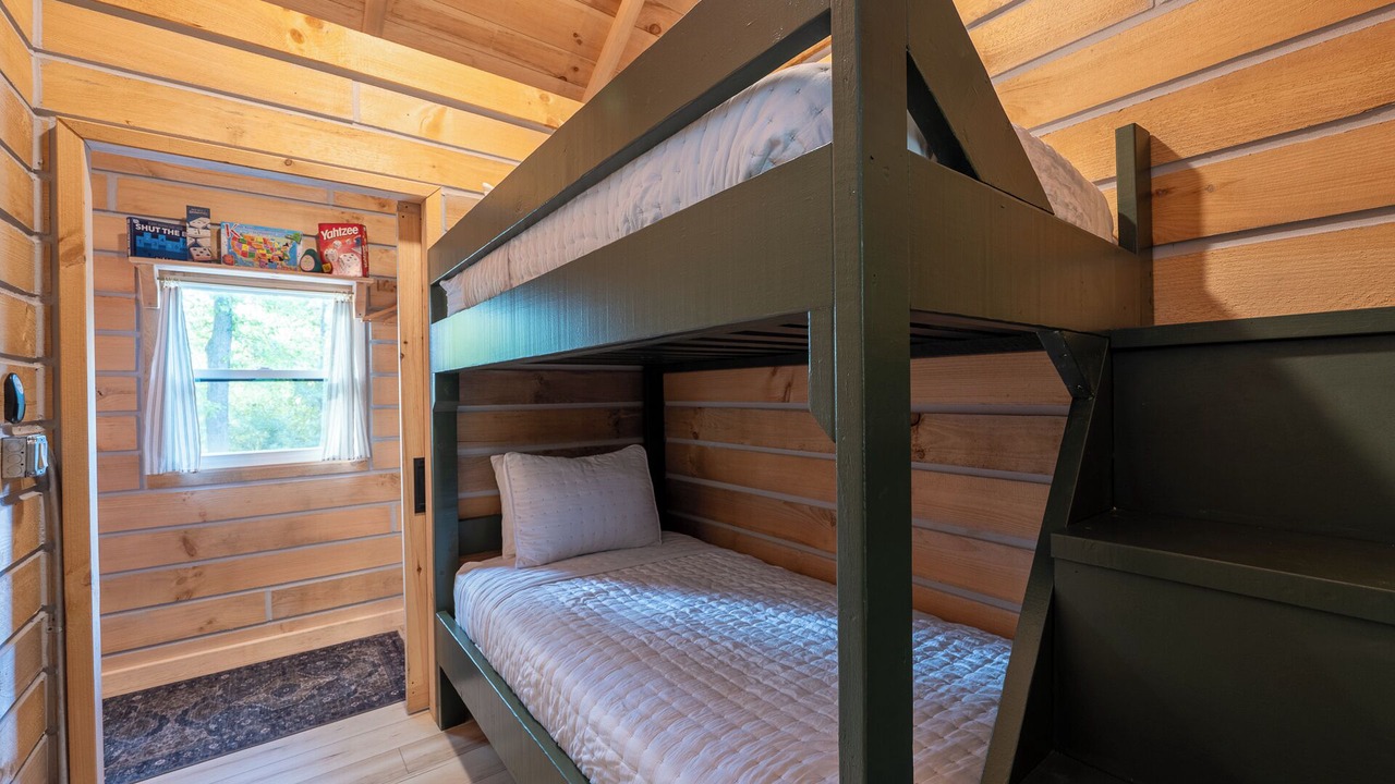 Photo of Bedroom in Akin