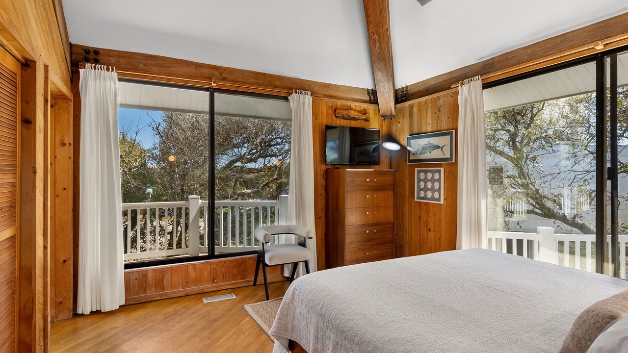 Photo of Bedroom in Pine Knoll Shores