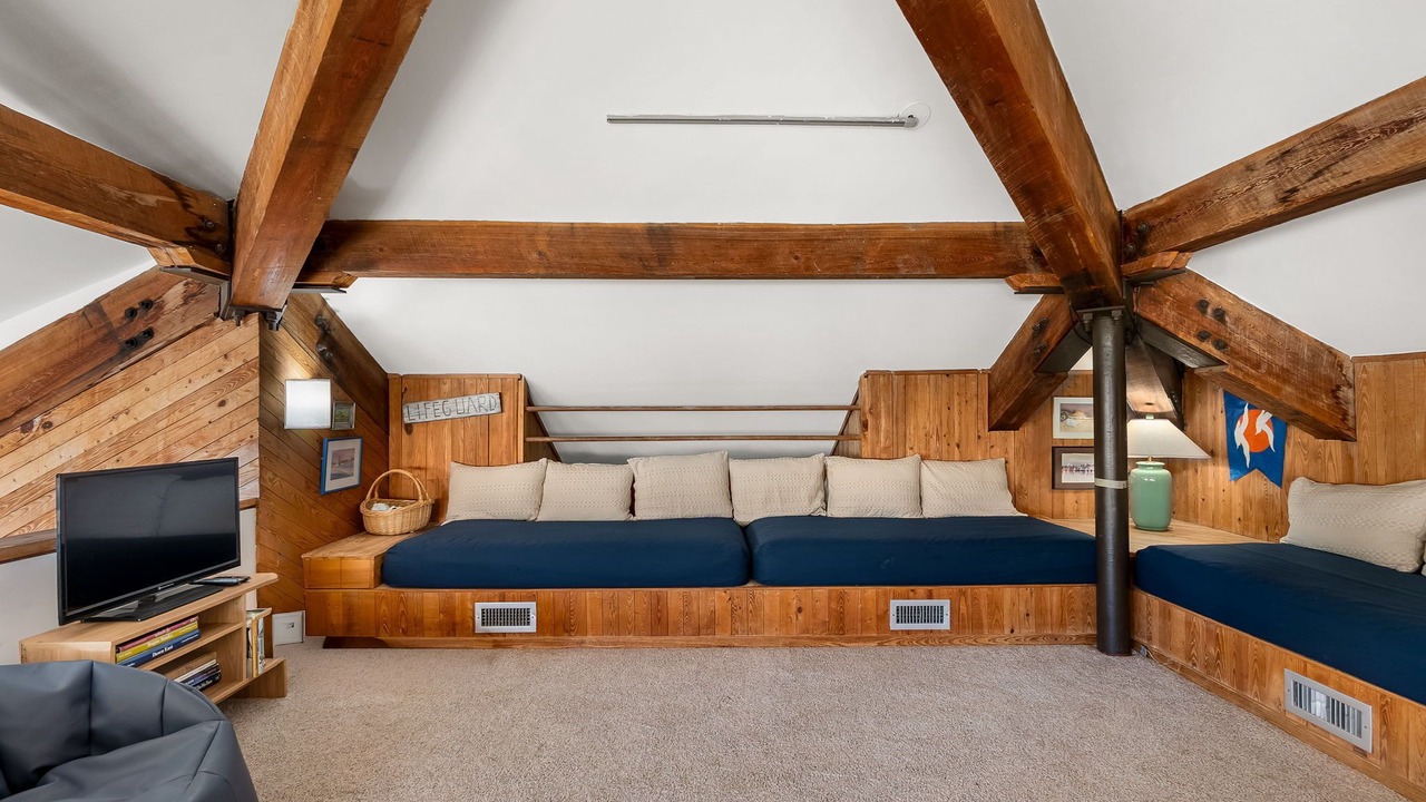 Photo of Livingroom in Pine Knoll Shores