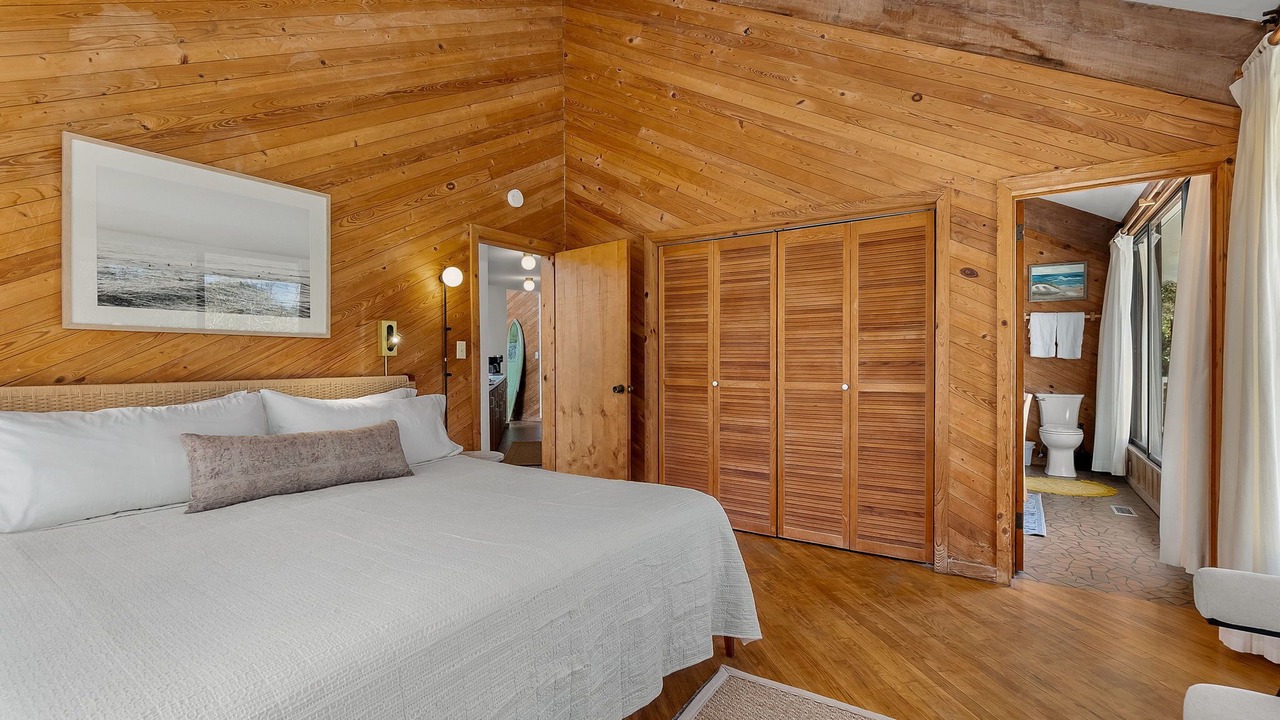 Photo of Bedroom in Pine Knoll Shores
