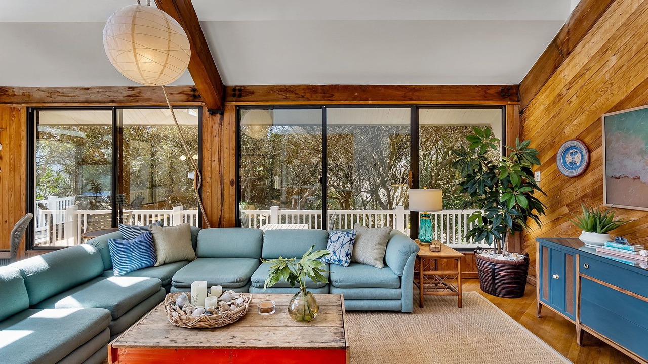 Photo of Livingroom in Pine Knoll Shores
