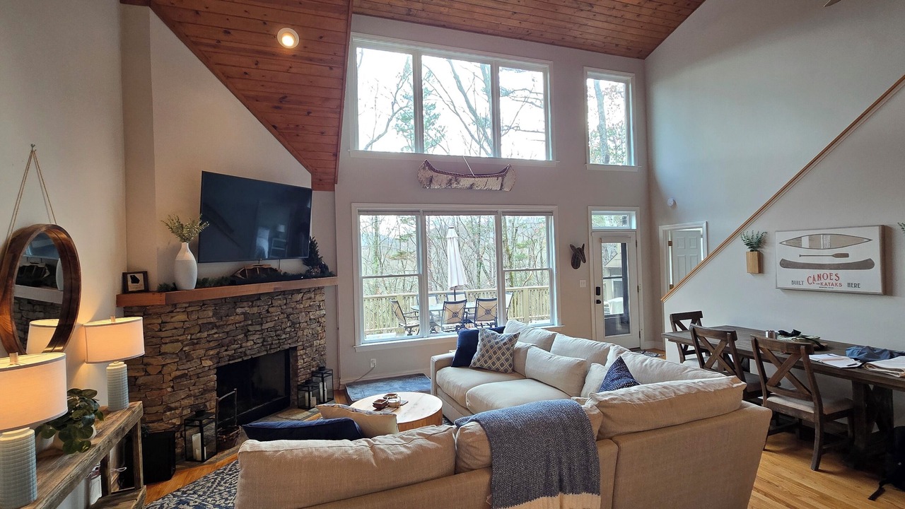 Photo of Livingroom in Big Canoe