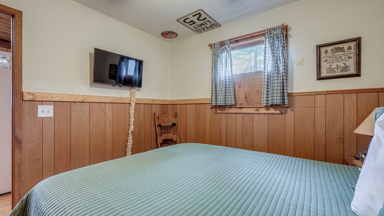 Photo of Bedroom in Hiawassee