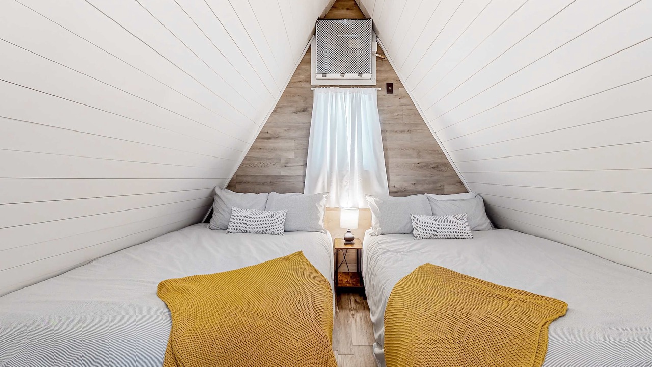 Photo of Bedroom in Flat Hollow Marina