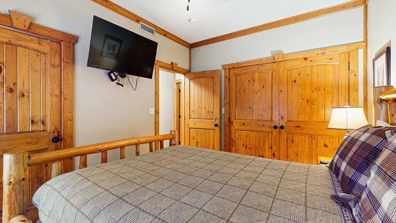 Photo of Bedroom in White Oak Lodge