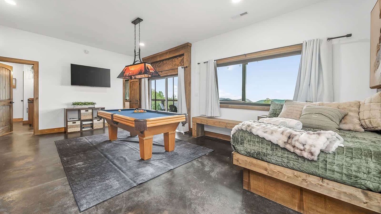 Photo of Livingroom in Saluda