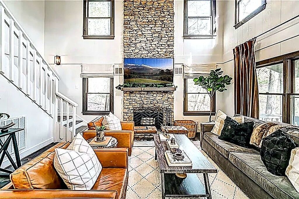 Photo of Livingroom in Big Canoe