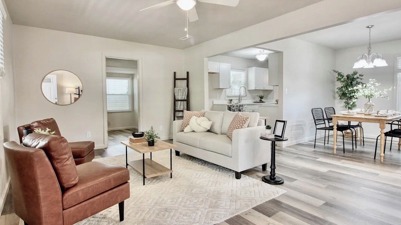 Photo of Livingroom in Hanahan