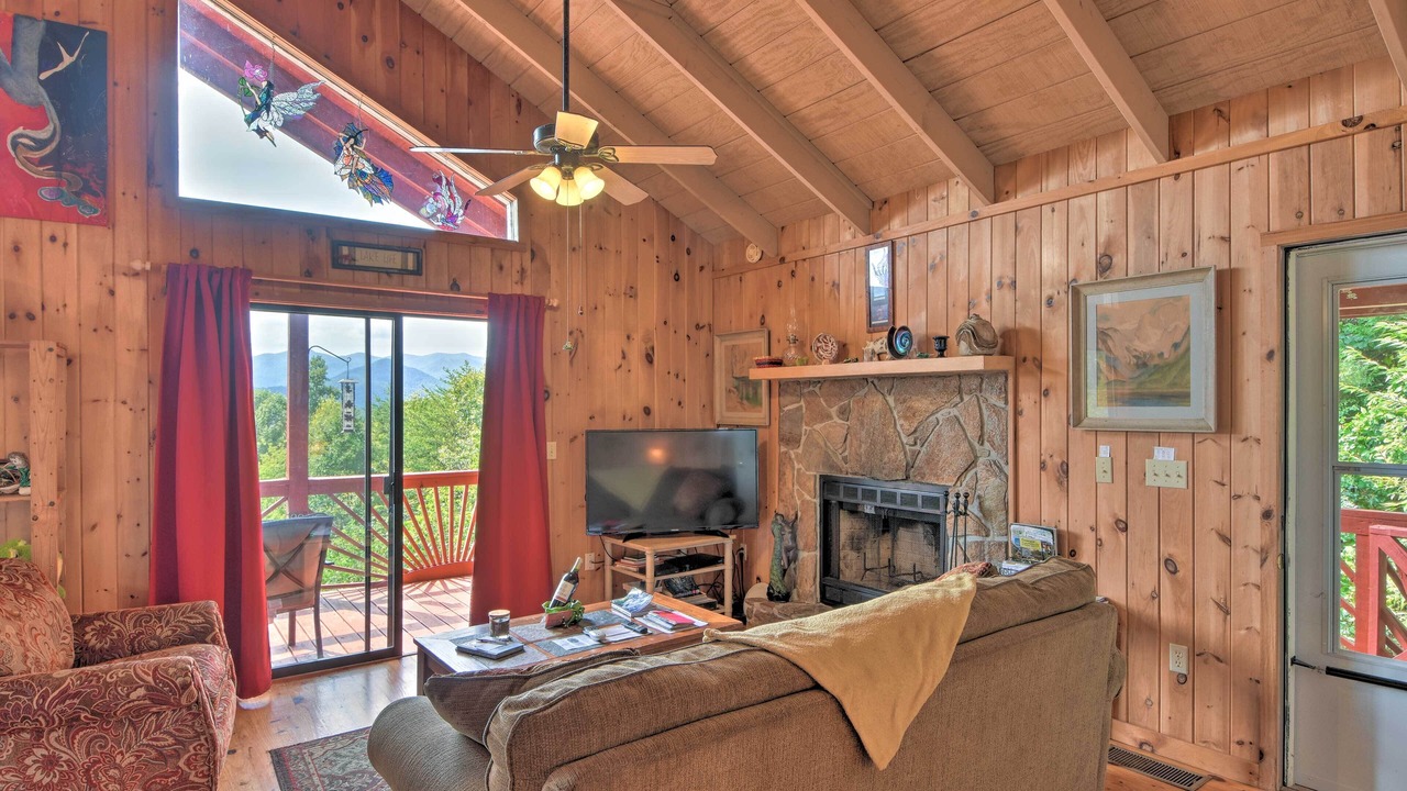 Photo of Livingroom in Hiawassee