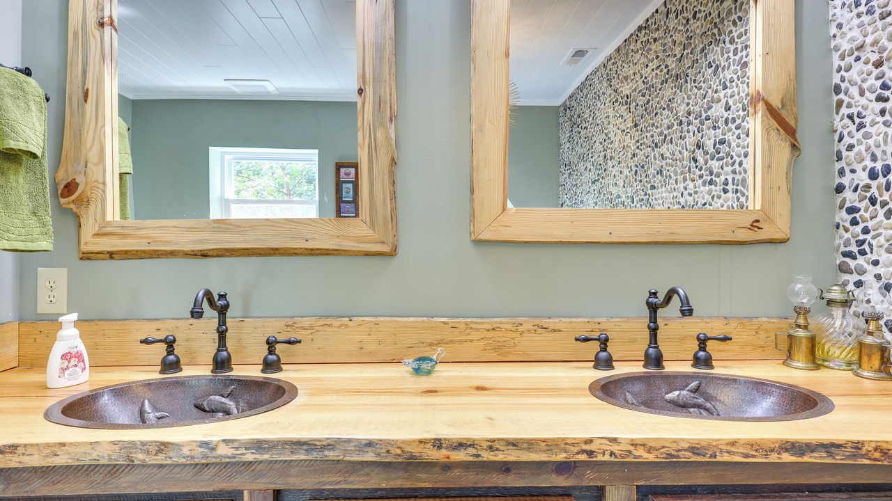 Photo of Bathroom in Hiawassee