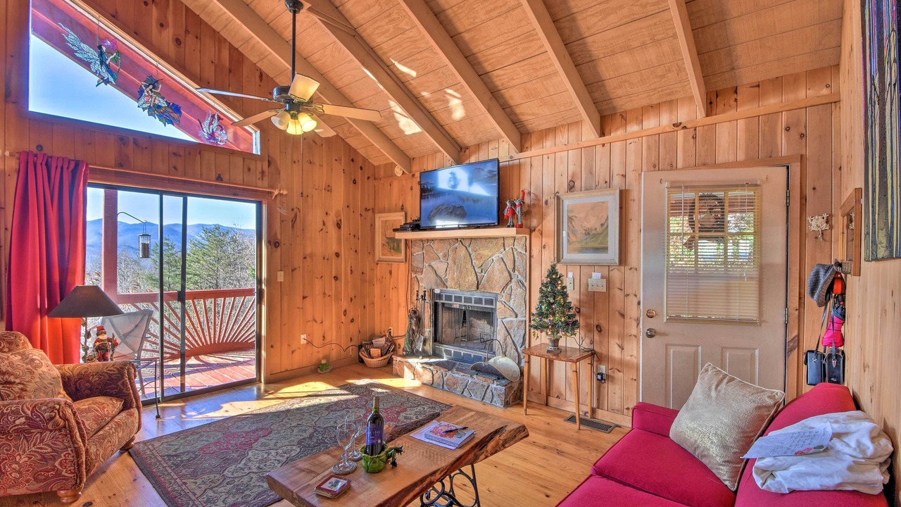 Photo of Livingroom in Hiawassee