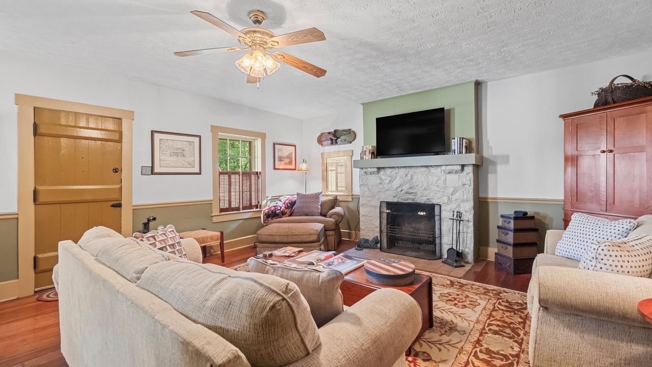Photo of Livingroom in Ashland