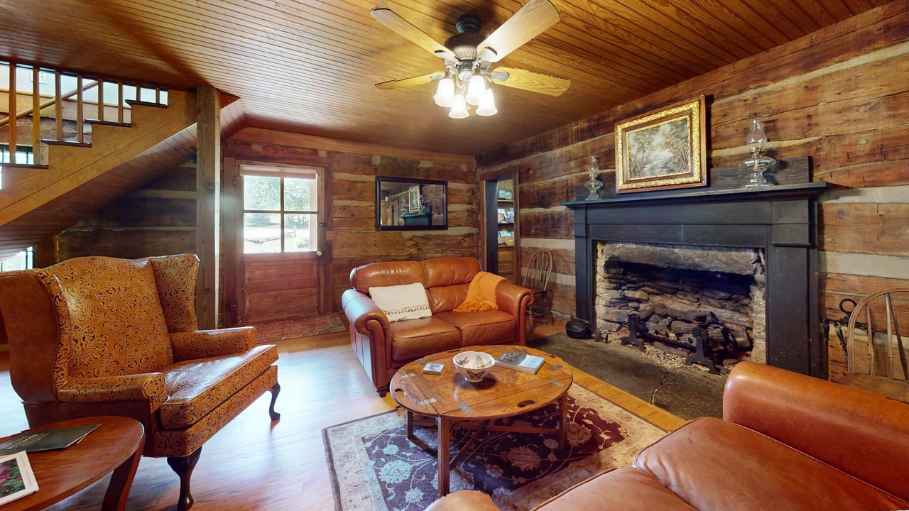 Photo of Livingroom in Weaverville
