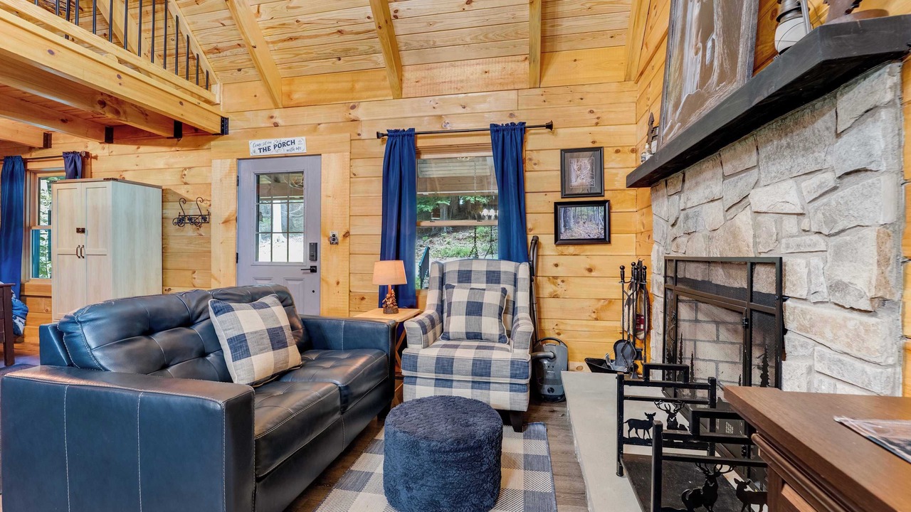 Photo of Livingroom in Claypool Hill