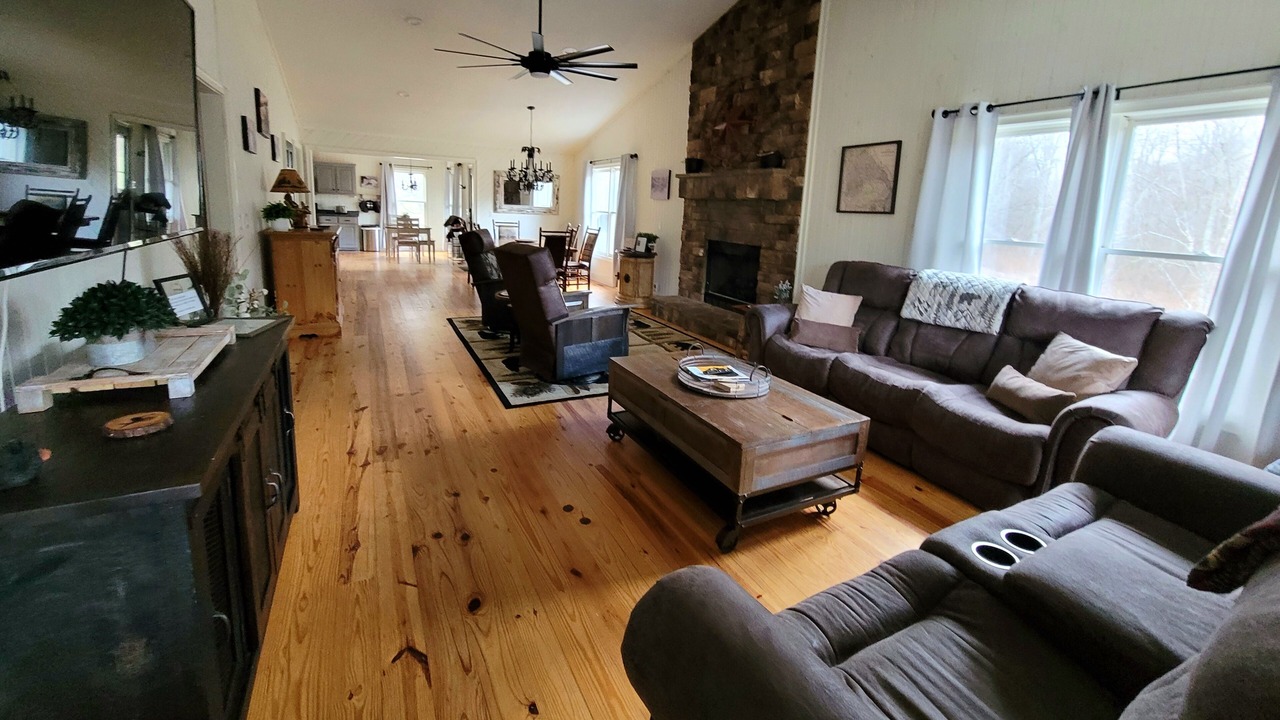 Photo of Livingroom in Hiawassee