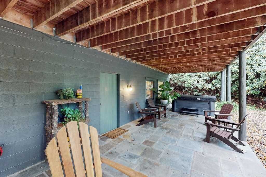 Photo of Patio Balcony in Lake Toxaway