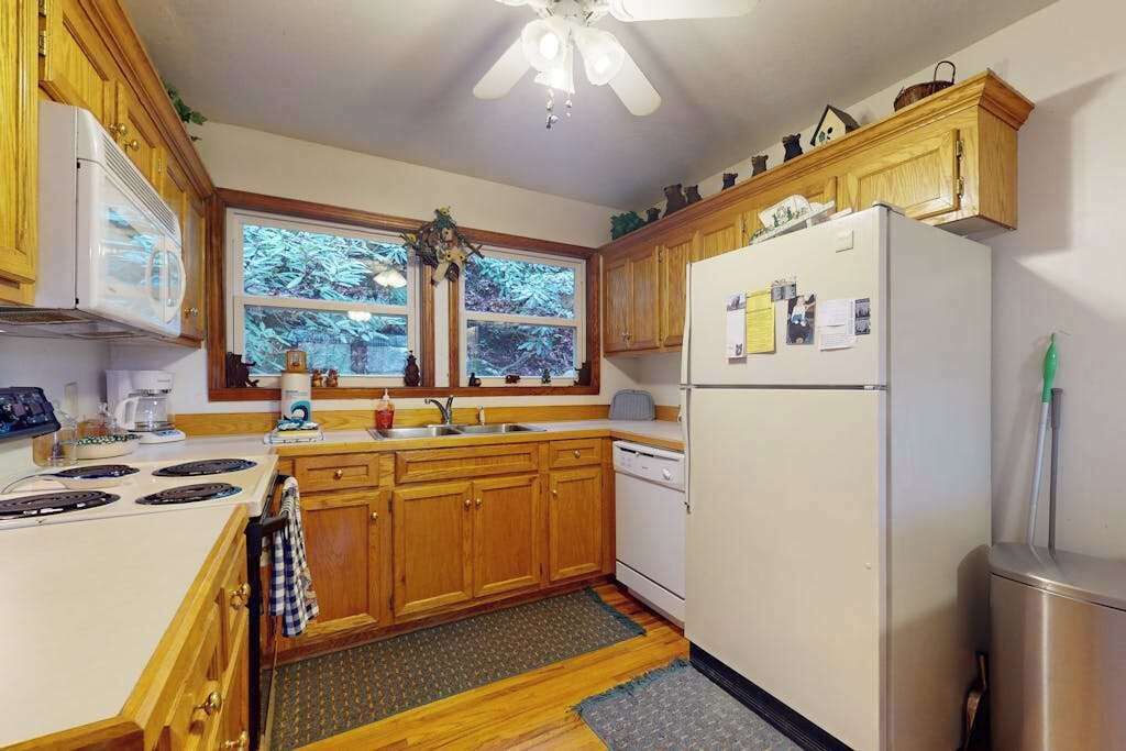 Photo of Kitchen in Scaly Mountain