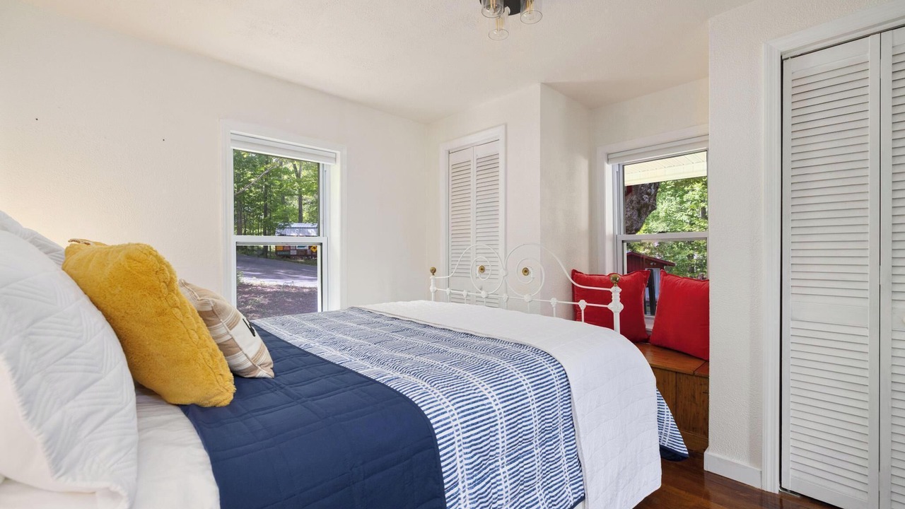 Photo of Bedroom in Roan Mountain