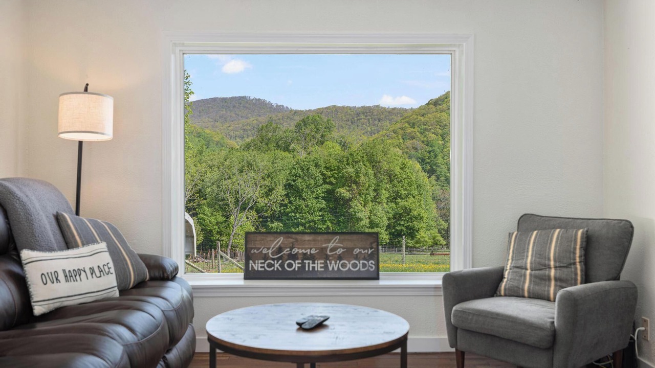 Photo of Livingroom in Roan Mountain