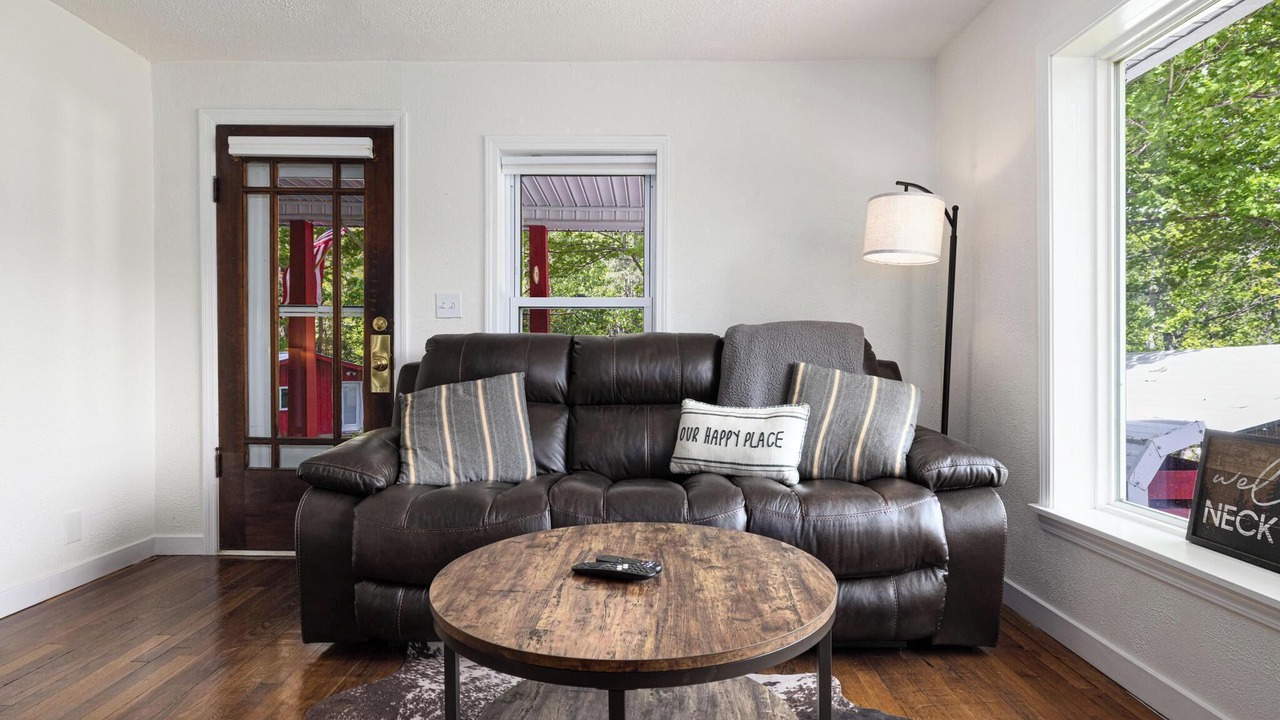 Photo of Livingroom in Roan Mountain