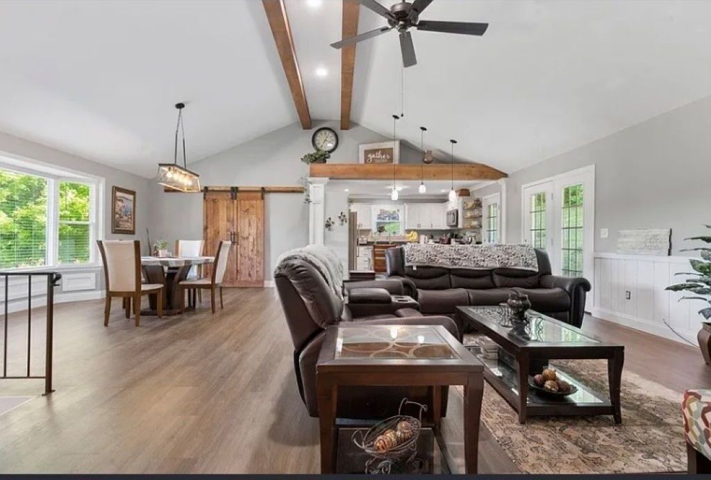Photo of Livingroom in Cleveland
