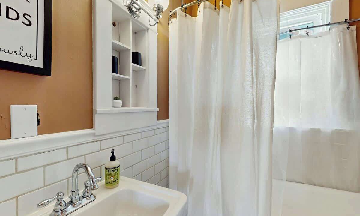 Photo of Bathroom in Shelby Hills