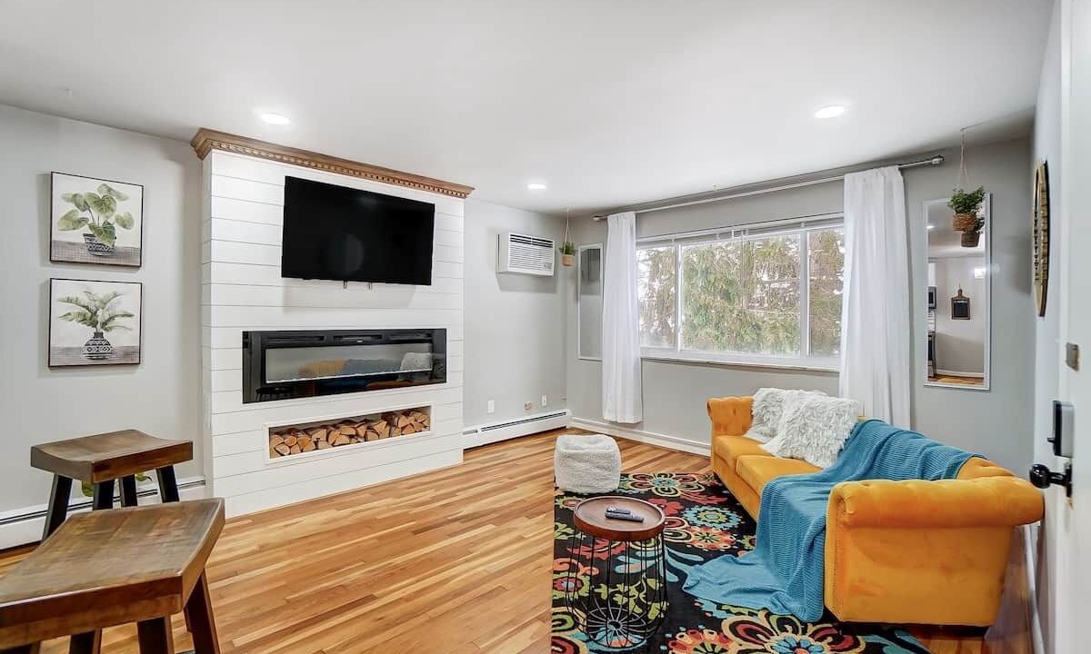 Photo of Livingroom in Roselawn Finance